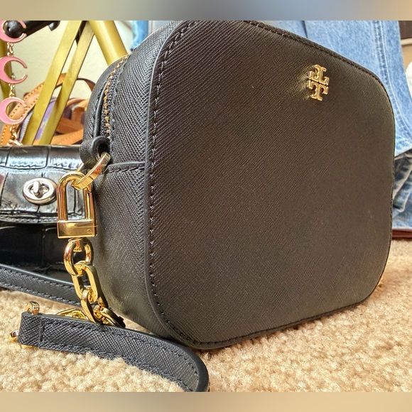 Tory Burch Emerson Round Crossbody Black Saffiano Gold Chain with tag - Picture 11 of 15